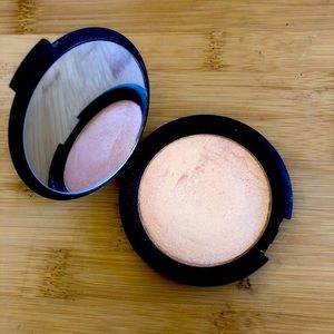 Becca Cosmetics Champagne Pop Highlighter